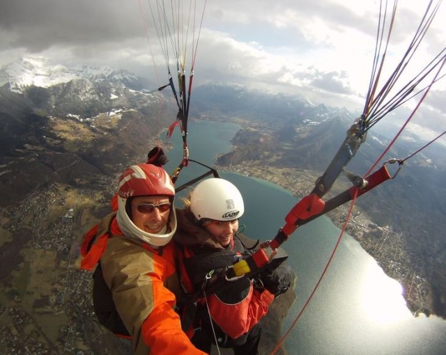  Paragliding auf dem See von Annecy 